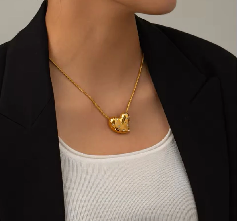 Çelik Luna Organik Form Gold Tasli Kolye