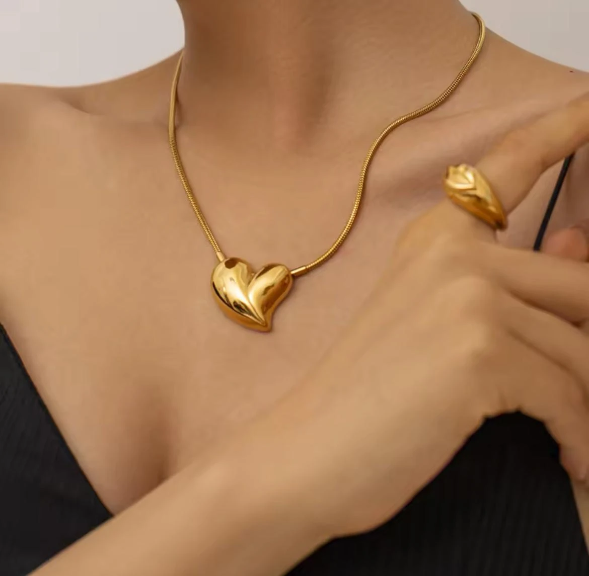 Çelik Aurora Kabartmali Gold Kalp Kolye