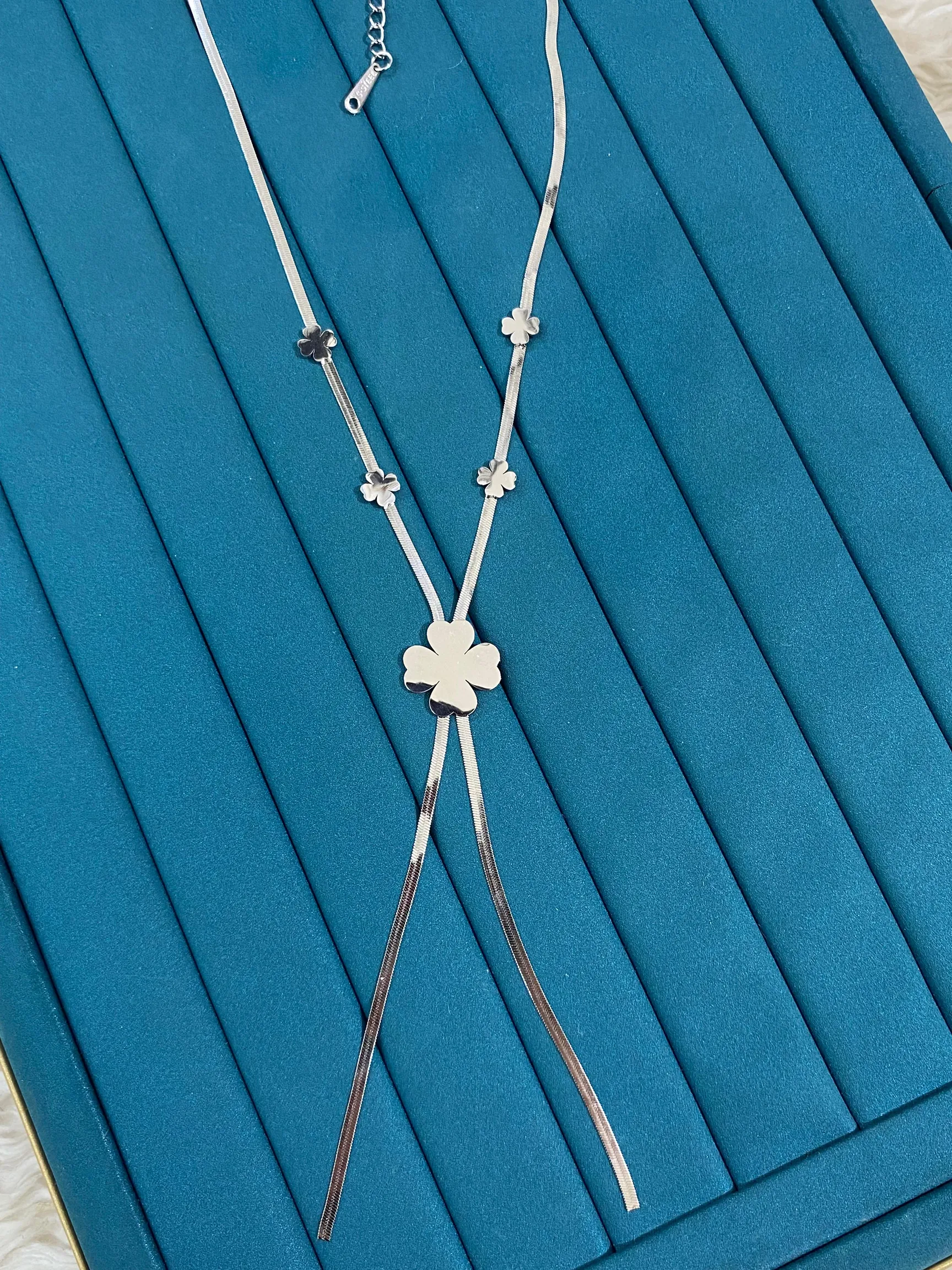 Çelik Sans Yoncasi Uzun Lariat Kolye