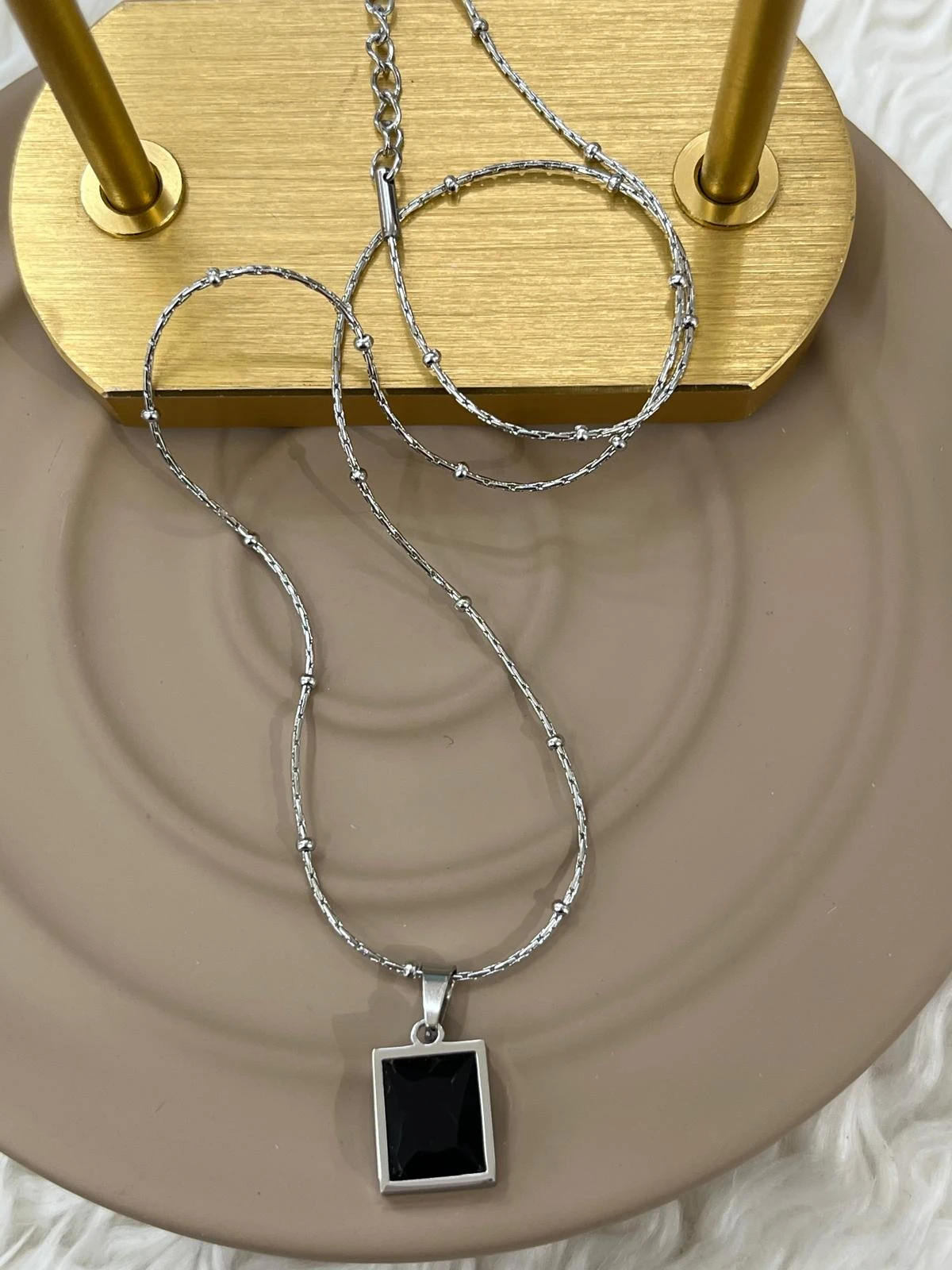 Çelik Dikdörtgen Siyah Tasli Sik Kolye