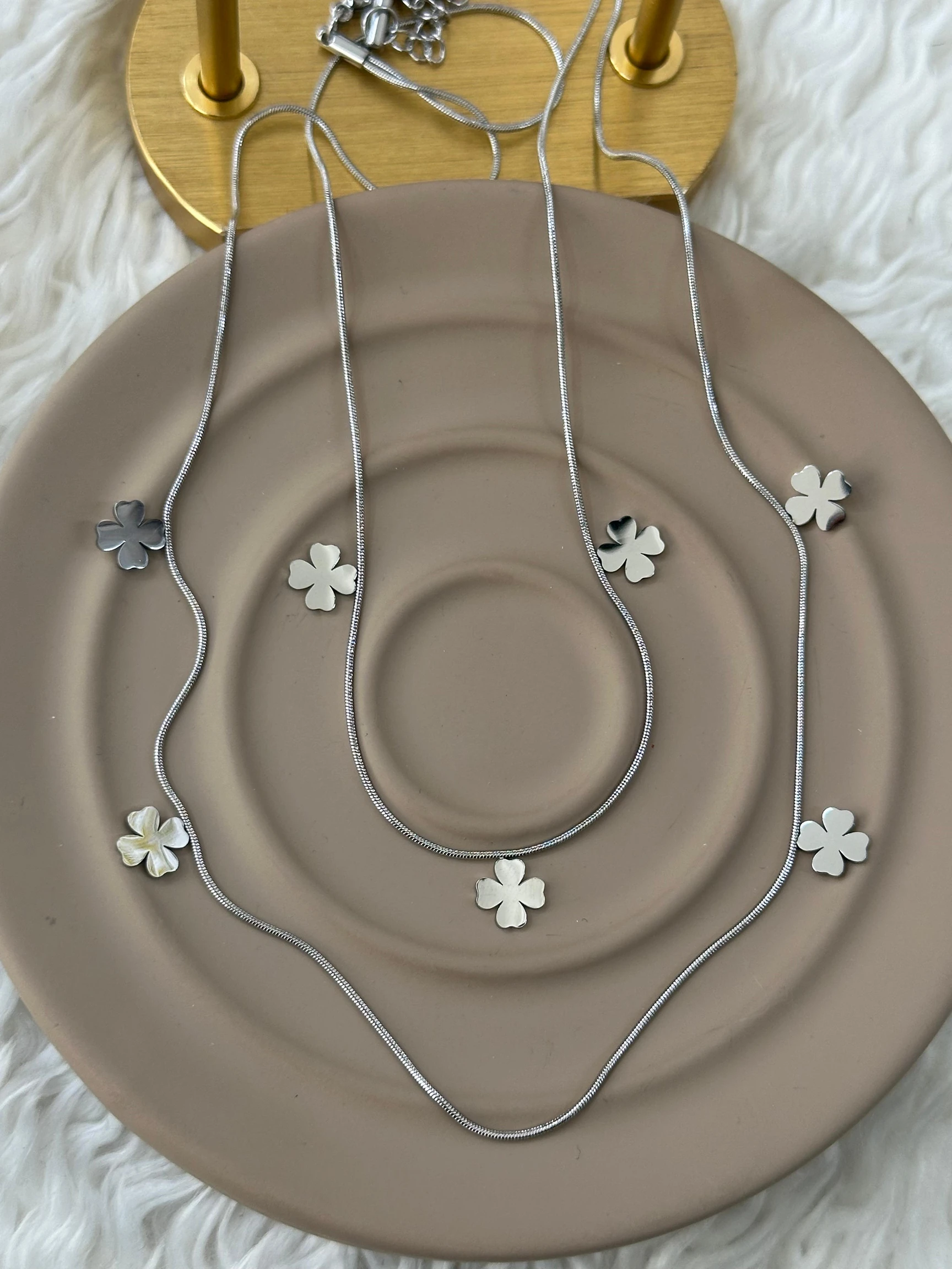 Çelik Sans Yoncalari Katmanli Kolye Seti