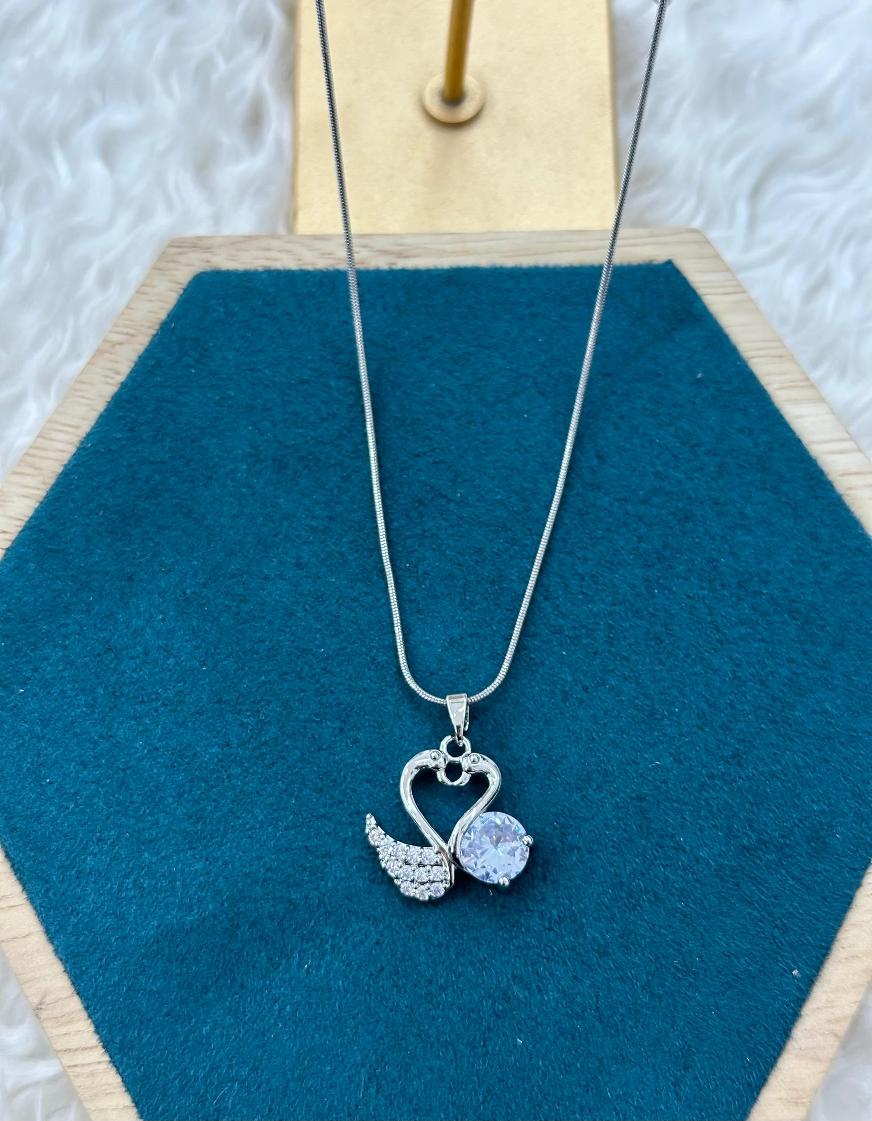 Çelik  Kanatli Kalp Kristal Kolye