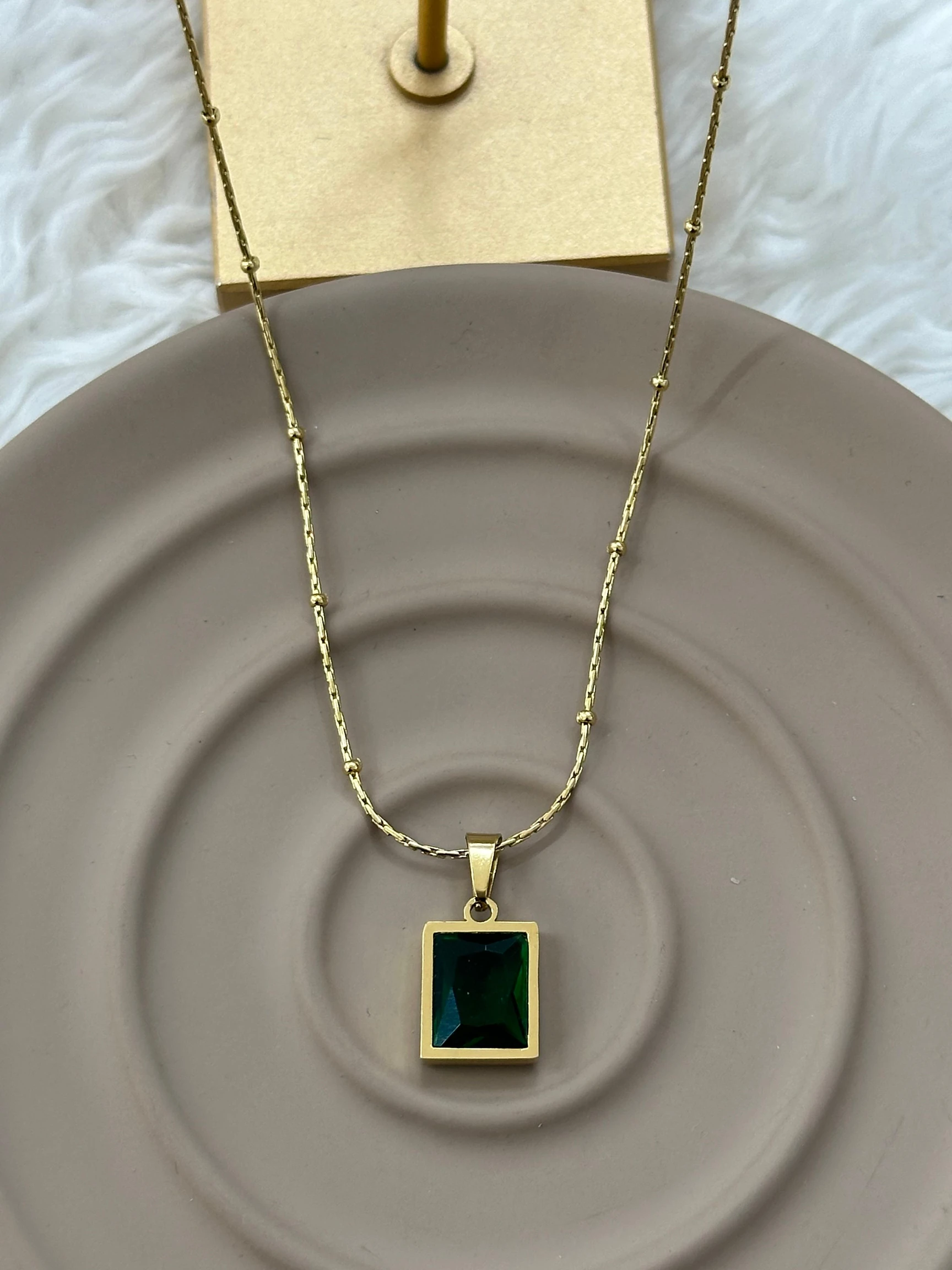 Çelik Zümrüt Isiltili Kolye