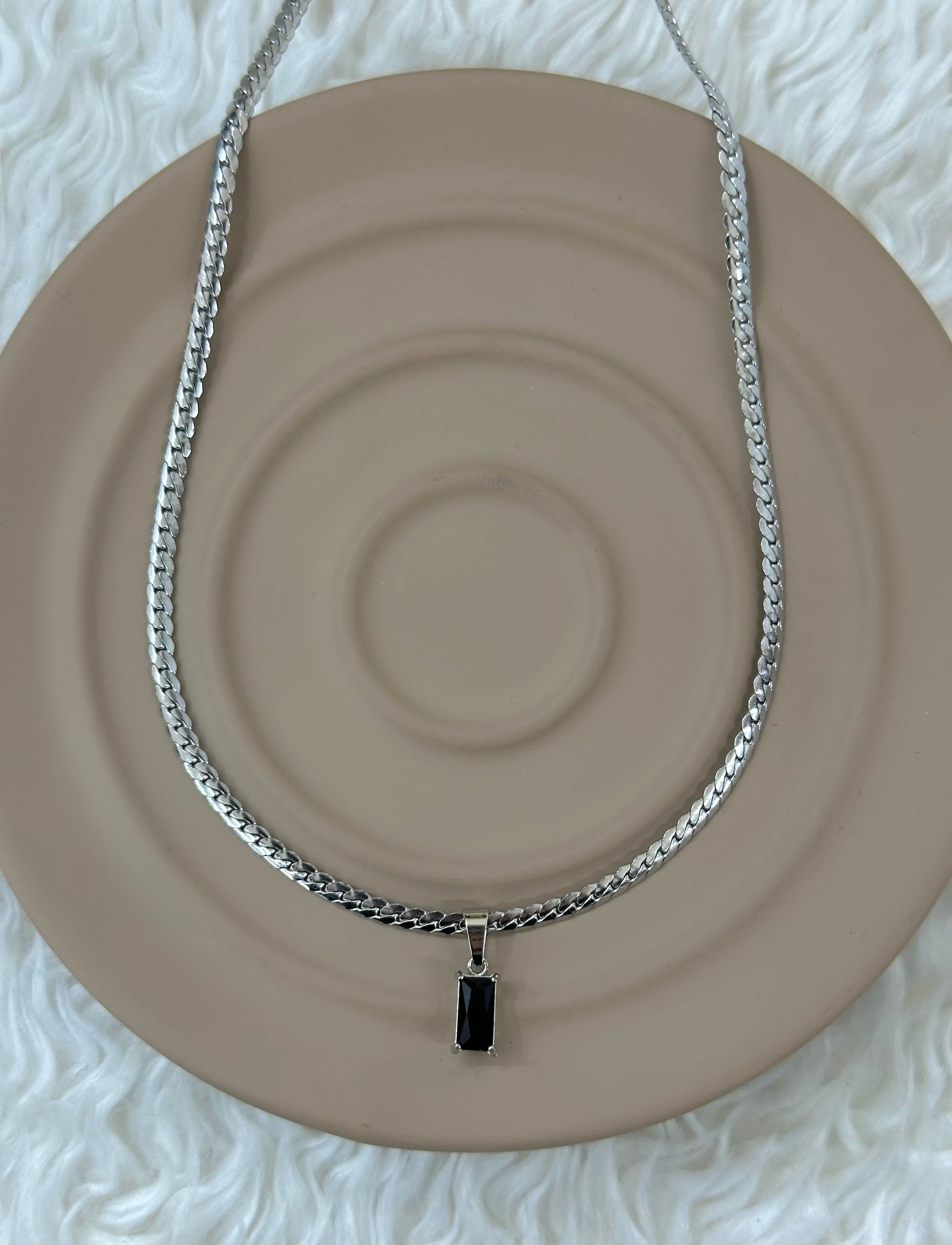 Çelik Silver Renk Siyah Tasli Kolye