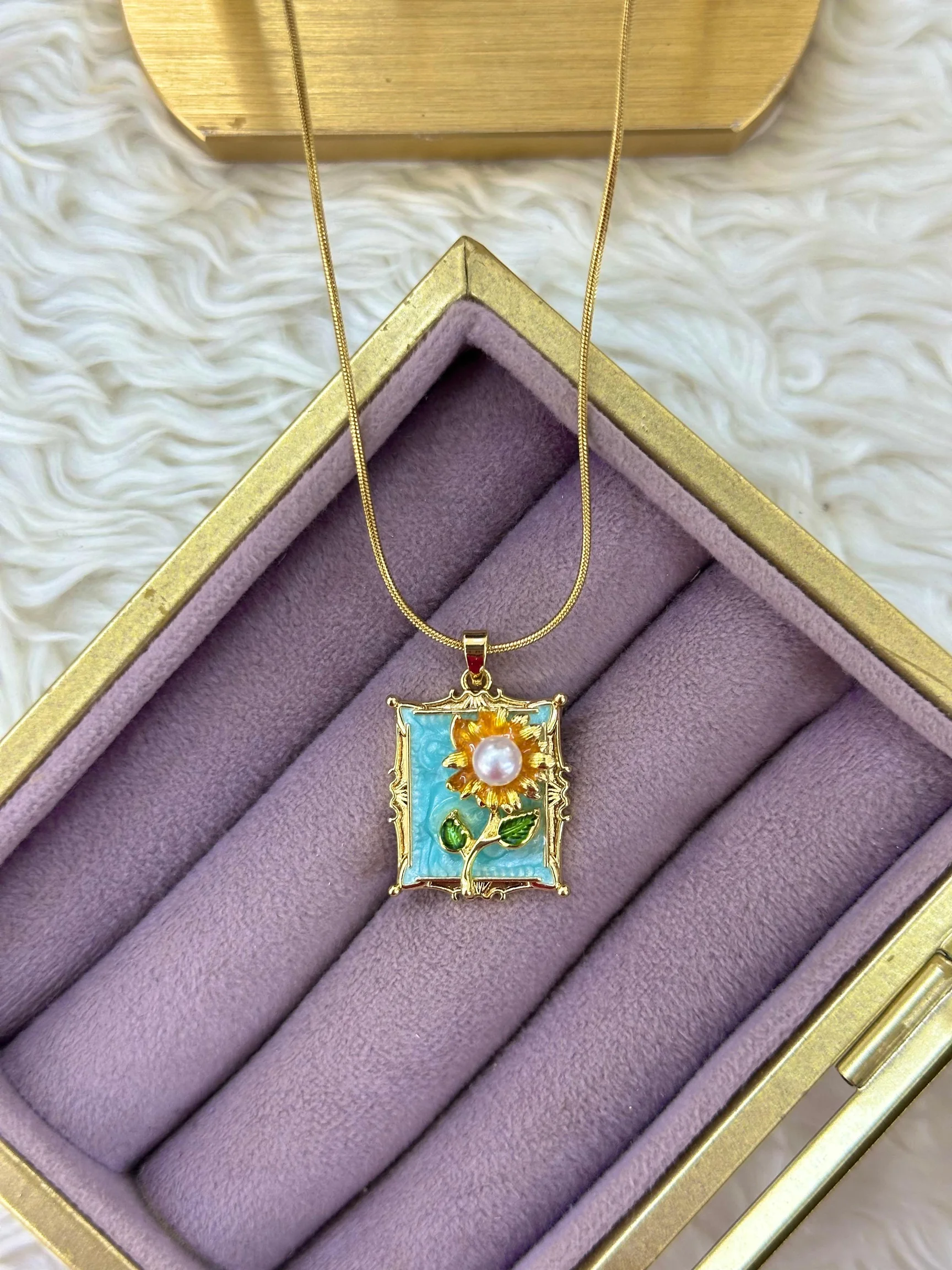 Zarif Ayçiçegi Inci Detayli Kolye