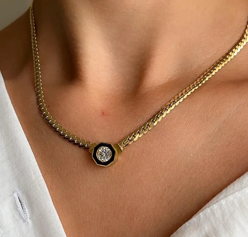 Zarif Siyah Mineli Tas Detayli Gold Zincir Kolye